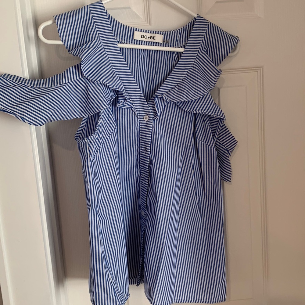 Sleeveless blouse with off shoulder ruffle